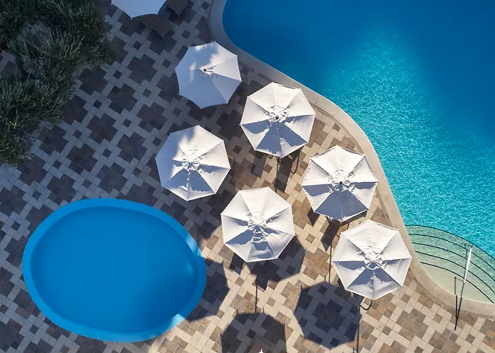 Amus & Ixia (Rhodes)